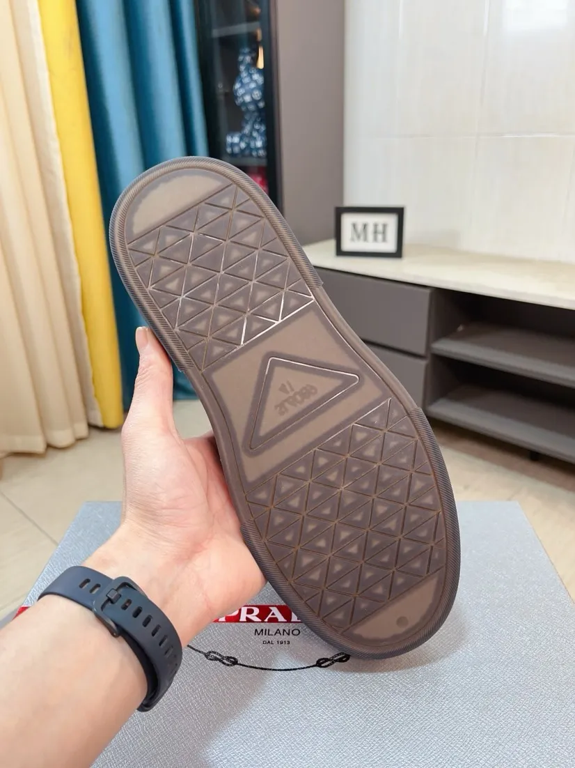 Men's shoes 💰600🌹🌹High-quality new Prada counters are launched simultaneously. The new men's shoes and 😘fabrics are selected from imported mesh and glue-spraying technology. Imported cowhide lining. 👍🏿High-end☄️Open-molded non-slip rubber outsole, exquisite lines, simple and elegant, comfortable and high-end for leisure travel. Code number: 38 to 44